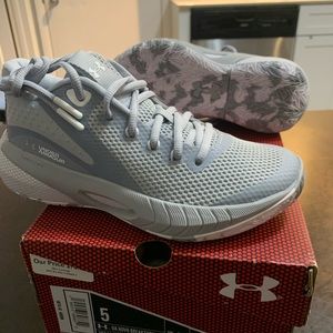 Under Armour Hovr Breakthru Basketball Sneakers Boys Size 5